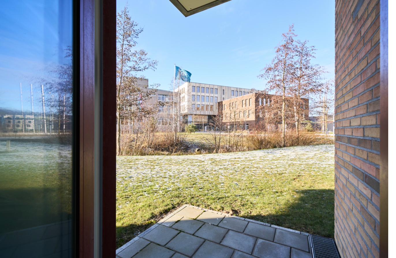 Lyst værelse med egetræsgulv